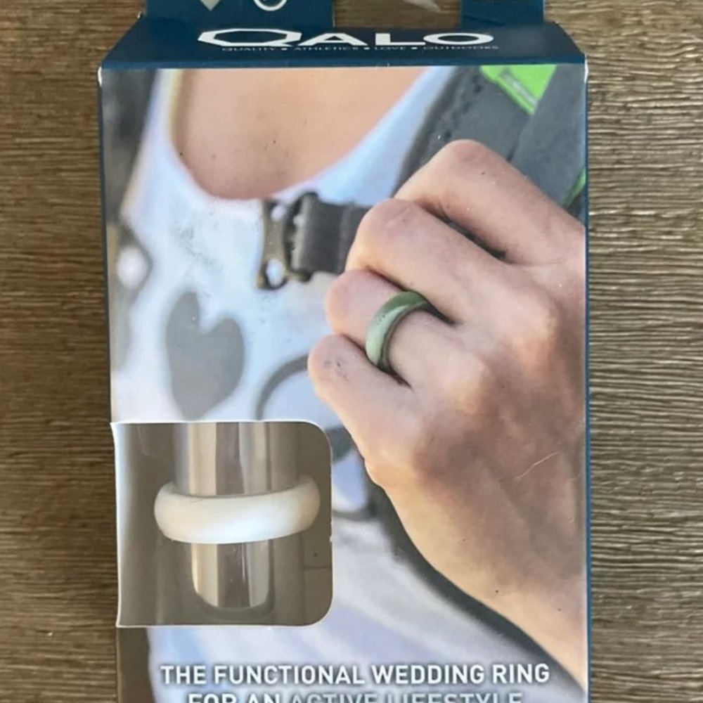 New in box white qalo ring 6